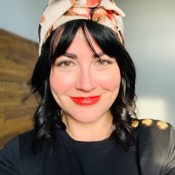 Meet your Posher, Lisa - Picture 2 of 2